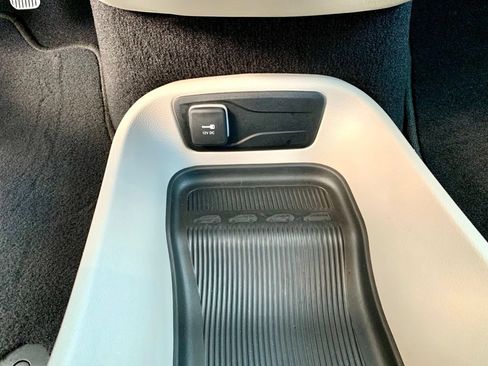 Used 2023 Chrysler Pacifica Touring-L FWD image 44