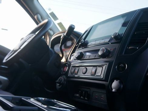 Used 2024 Nissan Titan SV w/ SV Convenience Package image 47