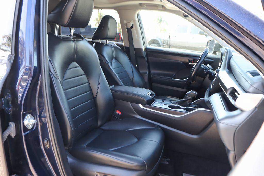 Used 2022 Toyota Highlander XLE FWD image 41