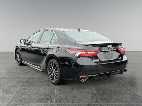 Used 2022 Toyota Camry SE image 3