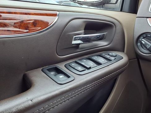 Used 2015 Chrysler Town & Country Touring w/ Driver Convenience Group FWD image 20
