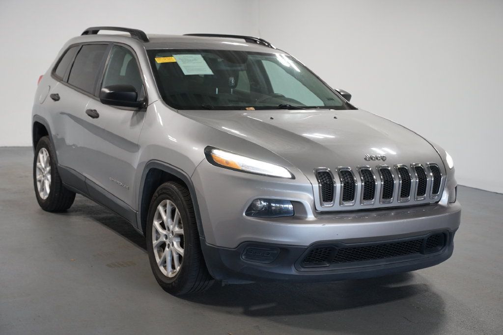 Used 2016 Jeep Cherokee Sport FWD image 3