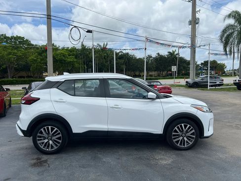 Used 2021 Nissan Kicks SV FWD image 3