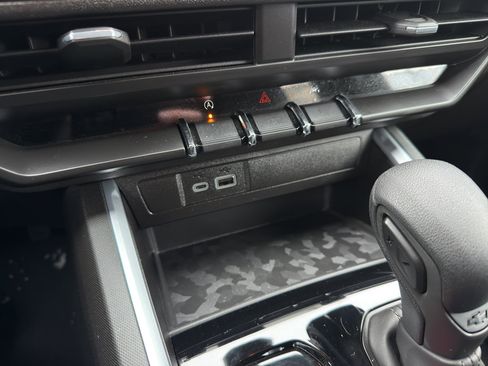 Used 2023 Chevrolet Colorado Trail Boss w/ Technology Package image 19