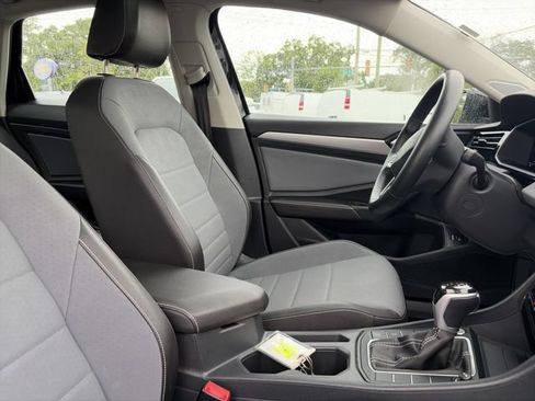 Used 2025 Volkswagen Jetta SE FWD image 5