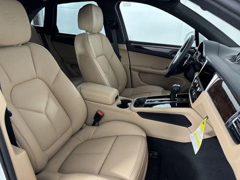 Certified 2025 Porsche Macan image 29