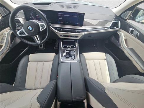 Used 2025 BMW X7 M60i AWD/4WD image 17