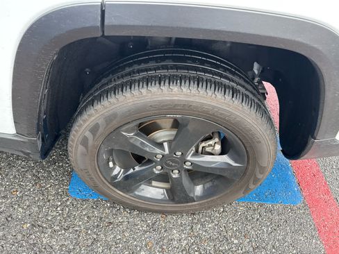 Used 2024 Jeep Grand Cherokee L Limited w/ Black Appearance Package RWD image 5