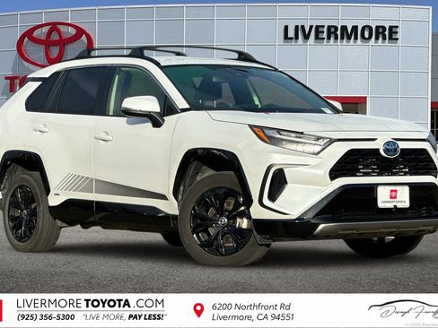 Used 2024 Toyota RAV4 SE image 1