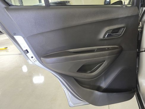 Used 2019 Chevrolet Trax LT w/ LT Convenience Package image 13