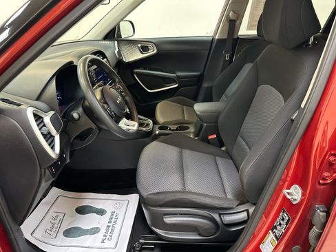 Used 2022 Kia Soul LX image 4