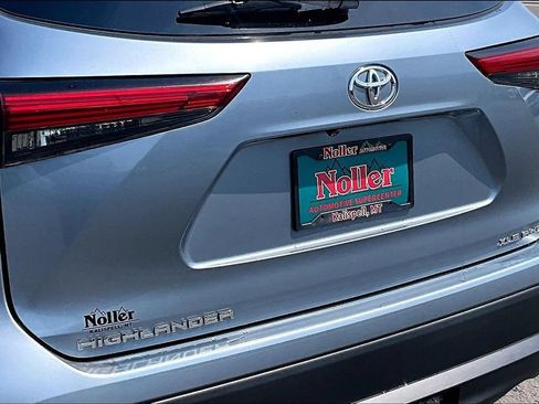 Used 2022 Toyota Highlander XLE AWD/4WD image 8