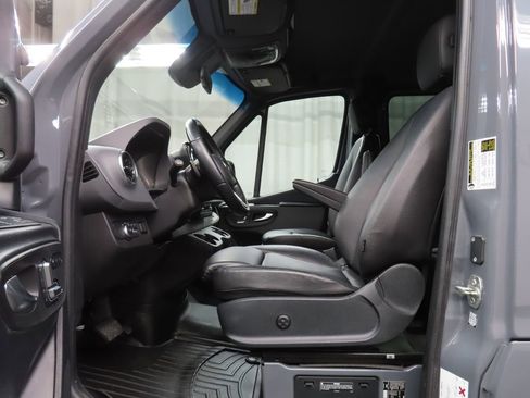 Used 2021 Mercedes-Benz Sprinter 2500 image 9