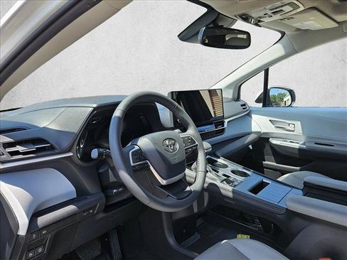 Used 2025 Toyota Sienna XLE FWD image 13