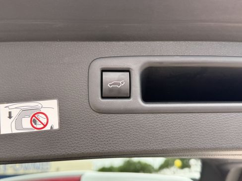 Used 2025 Toyota Highlander LE FWD image 10