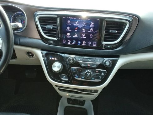 Used 2018 Chrysler Pacifica Touring-L FWD image 13