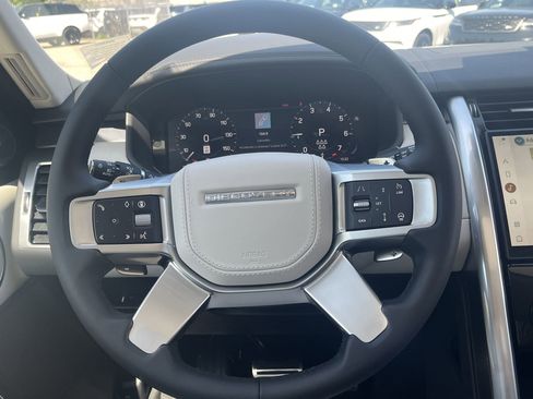 New 2025 Land Rover Discovery Metropolitan Edition image 15