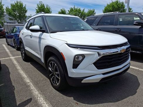 Used 2025 Chevrolet TrailBlazer LT AWD/4WD image 3