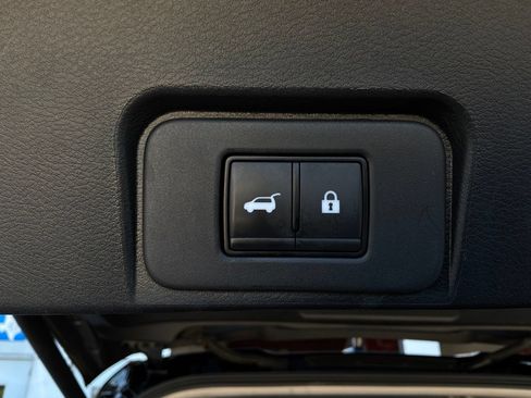 Used 2025 Nissan Rogue SV AWD/4WD image 14
