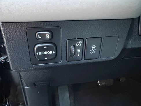 Used 2013 Toyota RAV4 XLE AWD/4WD image 32