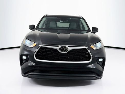 Used 2023 Toyota Highlander XLE FWD image 2