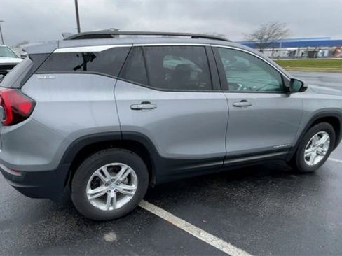 Used 2023 GMC Terrain SLE w/ Driver Convenience Package image 2