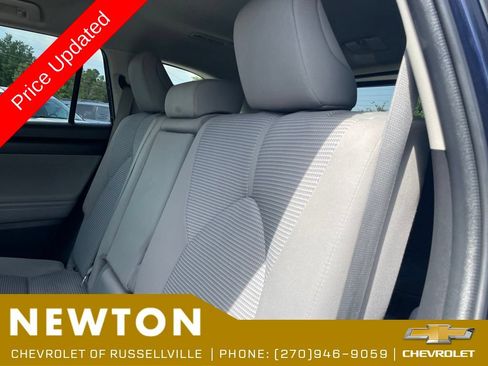 Used 2022 Toyota Highlander LE AWD/4WD image 32