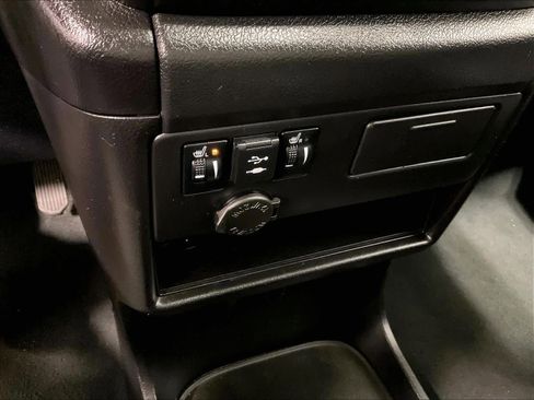 Used 2020 Toyota Sienna SE w/ SE Preferred Package image 28