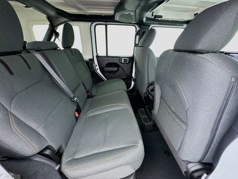 Used 2024 Jeep Wrangler Unlimited image 18