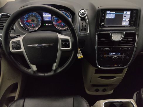 Used 2016 Chrysler Town & Country Touring image 22