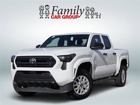 Used 2025 Toyota Tacoma SR image 1