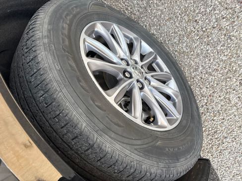 Used 2024 Buick Enclave Essence FWD image 2