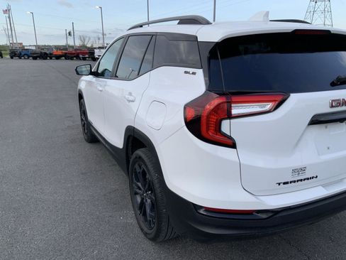 Used 2022 GMC Terrain SLE w/ Elevation Edition image 15