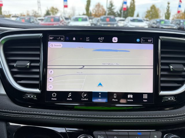 Used 2023 Chrysler Pacifica Limited w/ Uconnect Theater Family Group FWD image 14