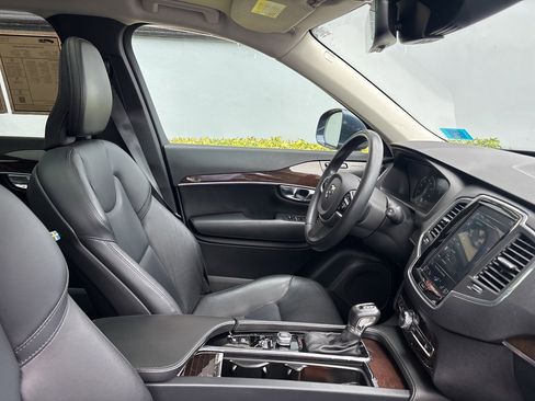 Used 2019 Volvo XC90 T5 Momentum w/ Multimedia Package image 19