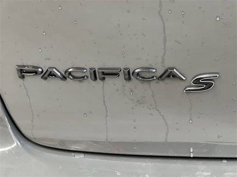 Used 2023 Chrysler Pacifica Touring-L w/ S Appearance Package image 11