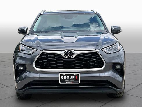 Used 2023 Toyota Highlander XLE FWD image 3