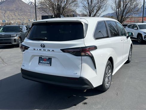 Used 2025 Toyota Sienna LE image 8