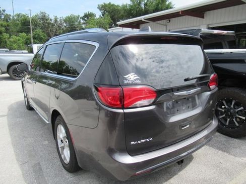 Used 2020 Chrysler Pacifica Touring-L Plus w/ Tire & Wheel Group FWD image 7