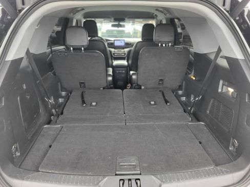 Used 2022 Ford Explorer XLT w/ Equipment Group 202A image 6
