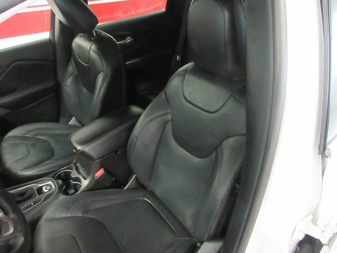 Used 2019 Jeep Cherokee Latitude w/ Cold Weather Group AWD/4WD image 21