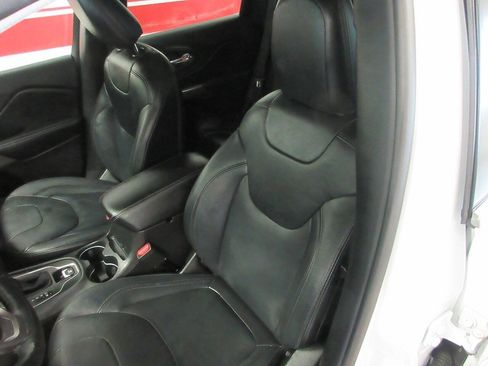 Used 2019 Jeep Cherokee Latitude w/ Cold Weather Group AWD/4WD image 21