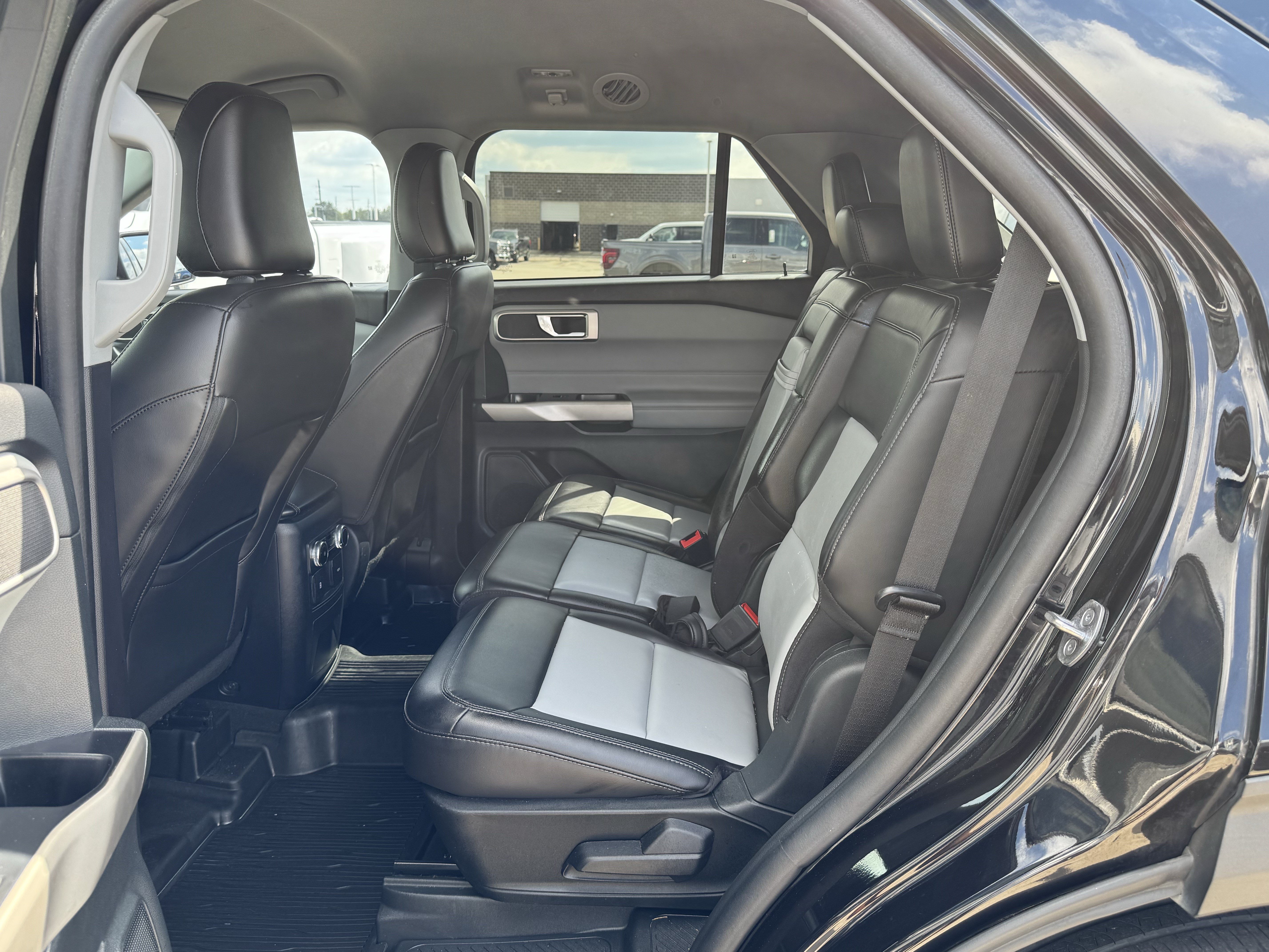 Used 2023 Ford Explorer XLT w/ Equipment Group 202A RWD image 17