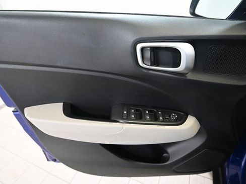 Used 2022 Hyundai Venue SEL image 19