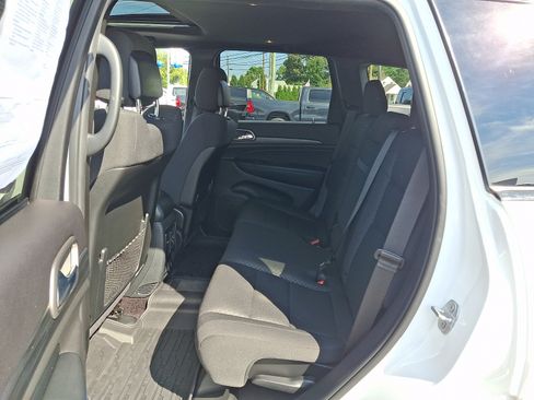 Used 2019 Jeep Grand Cherokee Laredo AWD/4WD image 10