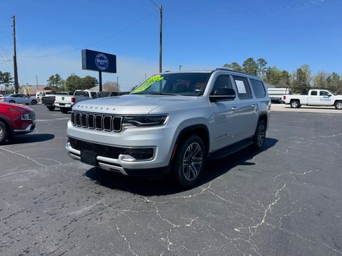 Used 2024 Jeep Wagoneer L Series II w/ Flexible Seating Group AWD/4WD image 1