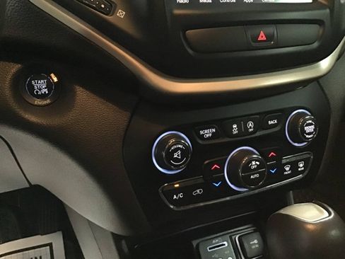 Used 2015 Jeep Cherokee Trailhawk w/ Comfort/Convenience Group AWD/4WD image 19