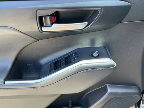 Used 2022 Toyota Highlander XLE FWD image 15