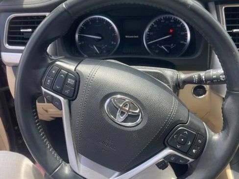 Used 2019 Toyota Highlander XLE AWD/4WD image 5