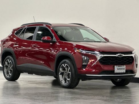 Used 2025 Chevrolet Trax LT w/ LT Convenience Package FWD image 2
